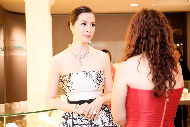 Tại sự kiện, nữ diễn viên phim “Cô thủ môn tội nghiệp” khoe vai trần nõn nà và vòng một gợi cảm trong thiết kế cúp ngực. 