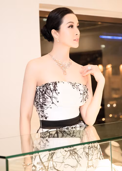 Dù đã ở ngưỡng tuổi 43 nhưng MC Thanh Mai vẫn giữ được nhan sắc như thuở thanh xuân nhờ biết cách chăm chút bản thân. 