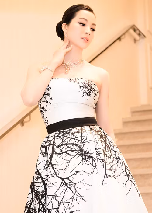 Chiếc váy Thanh Mai diện được Xuân Lê may rất tỉ mỉ và công phu bằng chất liệu lụa cao cấp nhập từ Italy. 