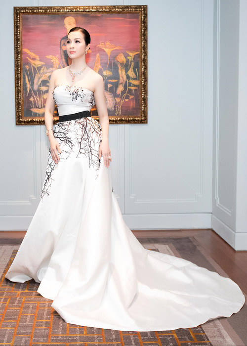 Là một trong những người đẹp không tuổi của showbiz Việt, nữ MC sinh năm 1973 khiến nhiều mỹ nhân trẻ ghen tị với nhan sắc trẻ trung. 