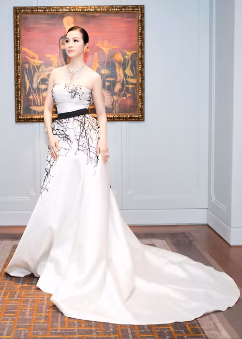 Là một trong những người đẹp không tuổi của showbiz Việt, nữ MC sinh năm 1973 khiến nhiều mỹ nhân trẻ ghen tị với nhan sắc trẻ trung. 