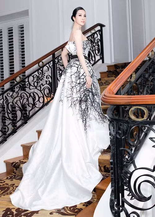 Có sự nghiệp thành công và giữ được nhan sắc như thuở thanh xuân, U50 Thanh Mai trở thành mẫu người phụ nữ được ngưỡng mộ.