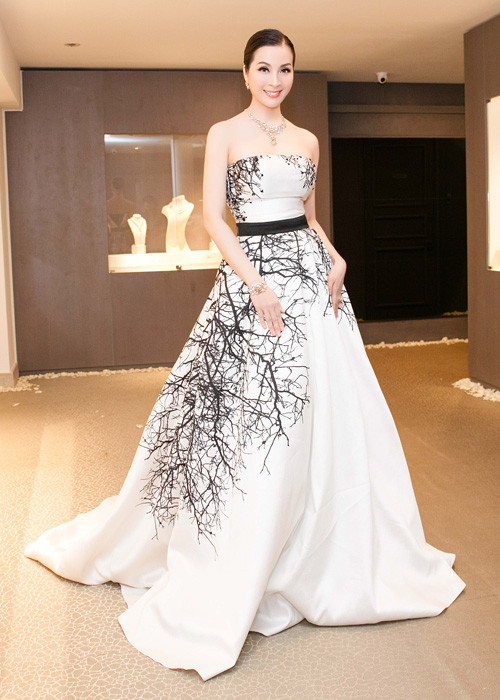 Xuất hiện tại sự kiện, nữ MC đa tài hút ánh nhìn trong bộ trang phục dạ hội lộng lẫy, sang trọng của NTK Xuân Lê. 