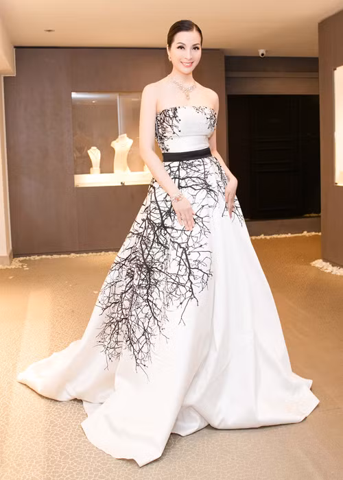 Xuất hiện tại sự kiện, nữ MC đa tài hút ánh nhìn trong bộ trang phục dạ hội lộng lẫy, sang trọng của NTK Xuân Lê. 