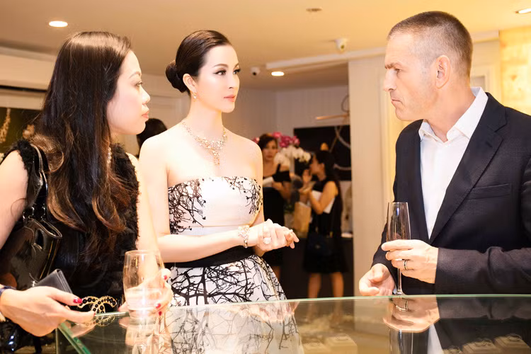 Trong vai trò đại sứ thương hiệu, nữ MC duyên dáng của chương trình “Sức sống mới” vui vẻ trò chuyện với các khách mời của sự kiện. 