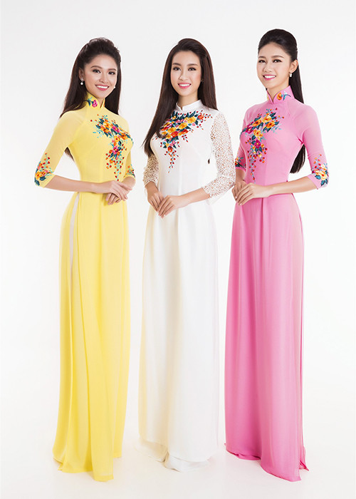 Đỗ Mỹ Linh cùng Thanh Tú và Thùy Dung đều hào hứng khi xem lại những hình ảnh của mình qua ống kính Lê Thiện Viễn. 