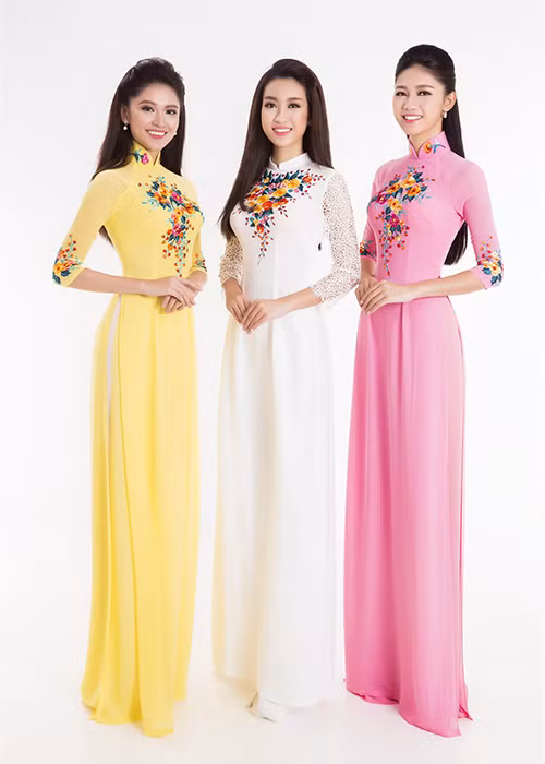 Đỗ Mỹ Linh cùng Thanh Tú và Thùy Dung đều hào hứng khi xem lại những hình ảnh của mình qua ống kính Lê Thiện Viễn. 