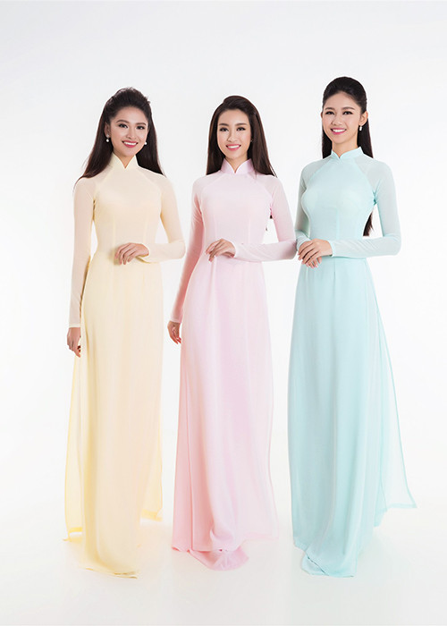  Hoa hậu Đỗ Mỹ Linh (ở giữa) cùng hai á hậu: Thanh Tú (ngoài cùng bên phải) và Thùy Dung đã diện các thiết kế của Thuận Việt – Tuấn Hải. 