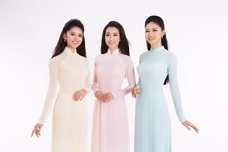 Mới đây, ban tổ chức cuộc thi Hoa hậu Việt Nam 2016 công bố bộ ảnh trang phục áo dài của top 3 được thực hiện ngay sau đêm chung kết. 