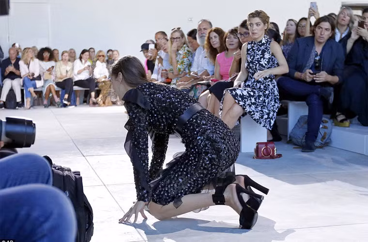 Mặc cho mọi ống kính máy ảnh phóng viên và khán giả chía vào mình, chụp cảnh ngã, Bella Hadid tự tin đứng dậy tiếp tục sải bước và khuôn mặt tỏ ra rất bình thản.