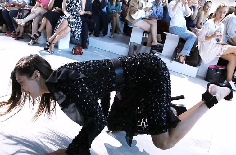 Đôi giày cao 15cm là thủ phạm khiến người mẫu 19 tuổi vấp ngã trên sàn catwalk.