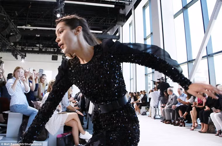  Bella Hadid ngã chỏng vó trên sàn catwalk khi cô đang làm mẫu cho Michael Kors trong khuôn khổ Tuần lễ Thời trang New York.