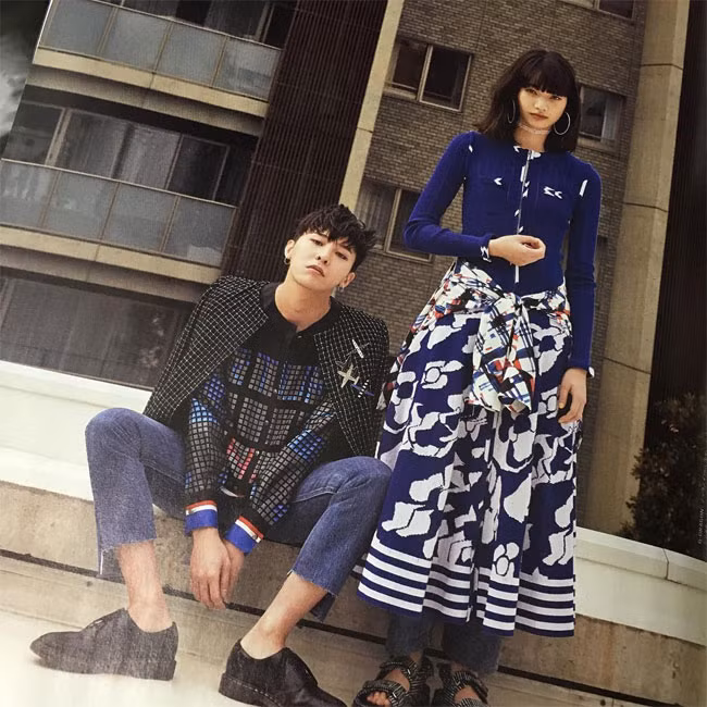 Nana Komatsu và G-Dragon từng hợp tác với nhau khi làm mẫu cho tạp chí Nylon Japan số tháng 4/2016. Thời gian đó hai người đã dính tin đồn hẹn hò vì sau buổi chụp ảnh và gặp gỡ fan BigBang, họ đi ăn tối cùng nhau.