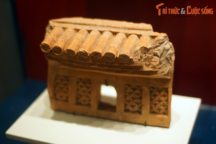 Mảnh trang trí kiến trúc bằng đất nung thời Lý, hiện vật của Bảo tàng Lịch sử TP HCM. Gốm kiến trúc thời Lý gồm các loại gạch ngói và vật trang trí, được tạo tác với rất nhiều kiểu dáng phong phú.