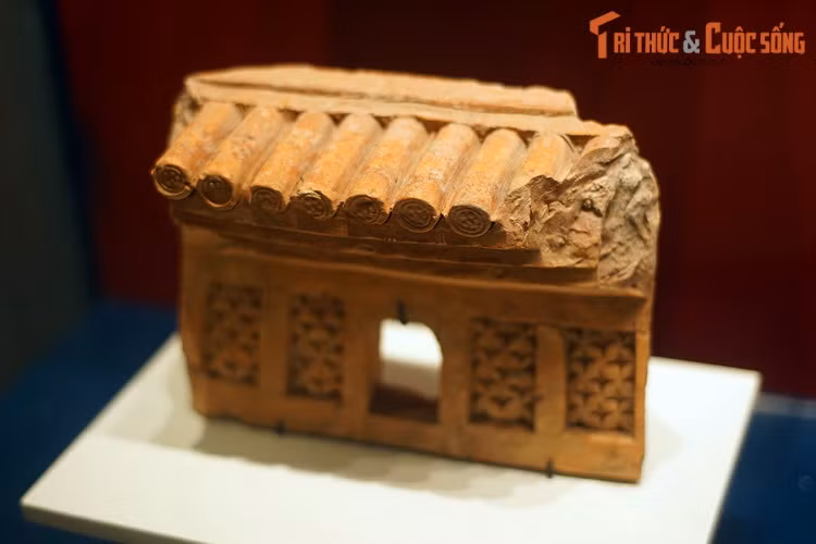 Mảnh trang trí kiến trúc bằng đất nung thời Lý, hiện vật của Bảo tàng Lịch sử TP HCM. Gốm kiến trúc thời Lý gồm các loại gạch ngói và vật trang trí, được tạo tác với rất nhiều kiểu dáng phong phú.