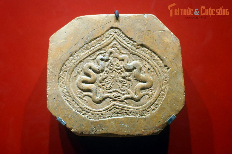 Gạch nung hình rồng trong lá đề thời Lý. Gạch thời Lý thường có các loại hình gạch chữ nhật, gạch vuông, gạch bát giác, được in khuôn nhiều loại họa tiết tinh xảo, phổ biến là hoa cúc, hoa sen, rồng uốn trong khung lá đề.