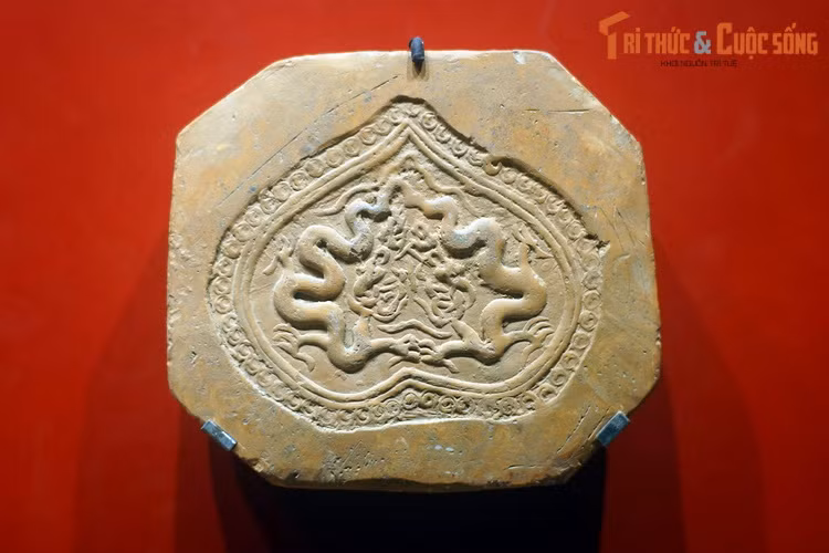 Gạch nung hình rồng trong lá đề thời Lý. Gạch thời Lý thường có các loại hình gạch chữ nhật, gạch vuông, gạch bát giác, được in khuôn nhiều loại họa tiết tinh xảo, phổ biến là hoa cúc, hoa sen, rồng uốn trong khung lá đề.