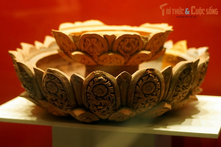 Bệ hoa sen bằng đất nung thời Lý. Vật trang trí kiến trúc thời lý mang bản sắc văn hóa độc đáo, đề cao tư tưởng đạo Phật, thể hiện qua sự phổ biến của hình tượng hoa sen.