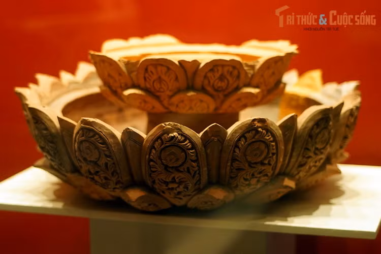 Bệ hoa sen bằng đất nung thời Lý. Vật trang trí kiến trúc thời lý mang bản sắc văn hóa độc đáo, đề cao tư tưởng đạo Phật, thể hiện qua sự phổ biến của hình tượng hoa sen.