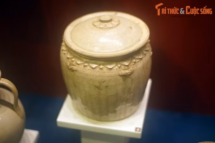 Liễn gốm men ngọc thời Lý. Gốm men ngọc là một dòng gốm cổ nổi tiếng của Việt Nam, phổ biến vào thời Lý - Trần, thế kỷ 11-14, kéo dài đến thế kỷ 15.