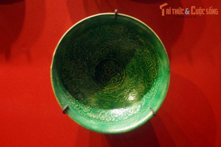Bát gốm men lục thời Lý. Men lục là loại men có màu xanh bắt mắt, lần đầu xuất hiện ở Việt Nam vào thời nhà Lý.