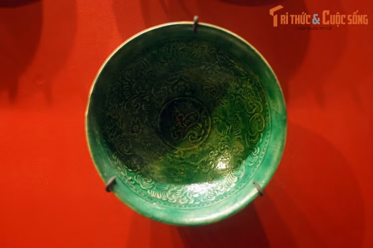 Bát gốm men lục thời Lý. Men lục là loại men có màu xanh bắt mắt, lần đầu xuất hiện ở Việt Nam vào thời nhà Lý.