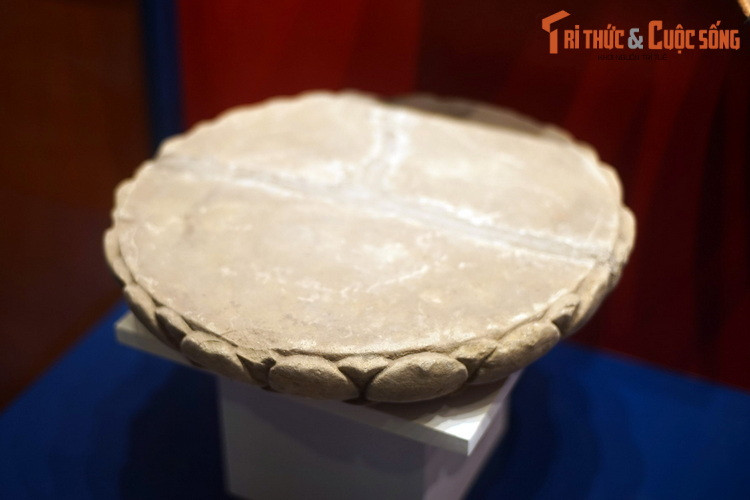 Bệ hoa sen bằng đá thời Lý, dùng để kê chân cột trong công trình kiến trúc.