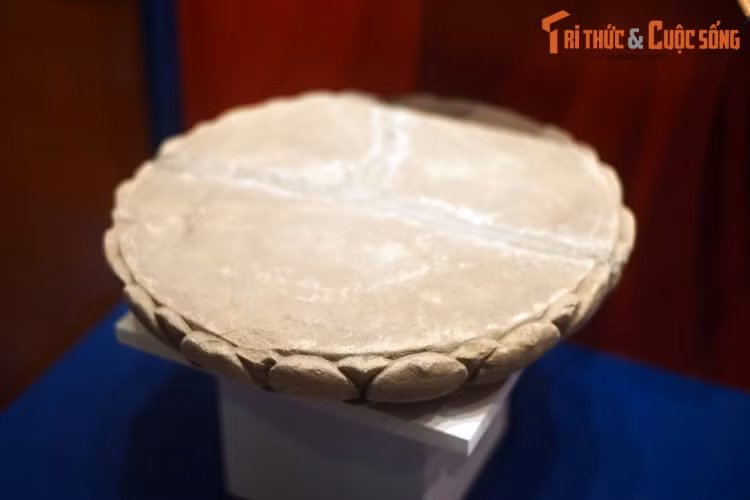 Bệ hoa sen bằng đá thời Lý, dùng để kê chân cột trong công trình kiến trúc.