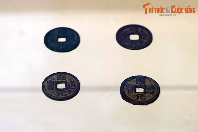 Tiền "Minh Đạo Nguyên Bảo" thời Lý, niên đại 1042-1044.