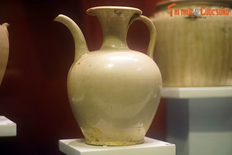 Ấm gốc men ngọc thời Lý. Là loại gốm được chế tạo công phu, gốm men ngọc có lớp men phủ ngoài rất dày, trong và bóng.