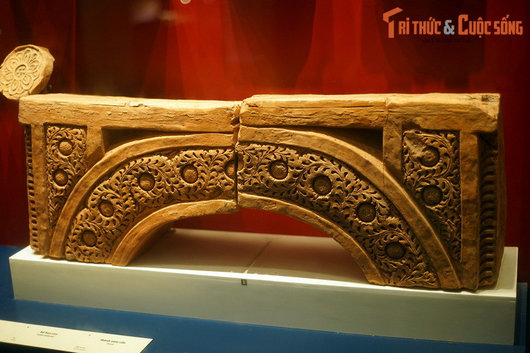 Mảnh vòm cửa thời Lý được tạo hình bằng các hoa văn chìm mềm mại, uyển chuyển dựa trên kỹ thuật in khuôn.