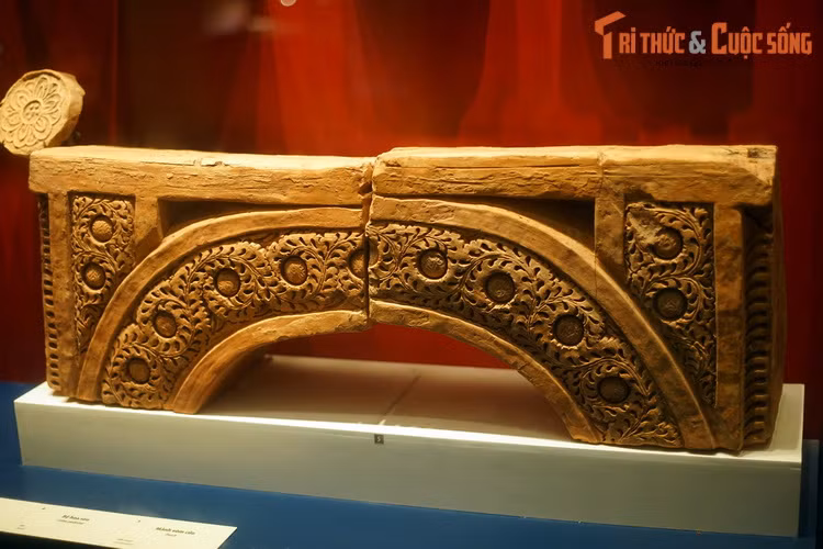 Mảnh vòm cửa thời Lý được tạo hình bằng các hoa văn chìm mềm mại, uyển chuyển dựa trên kỹ thuật in khuôn.