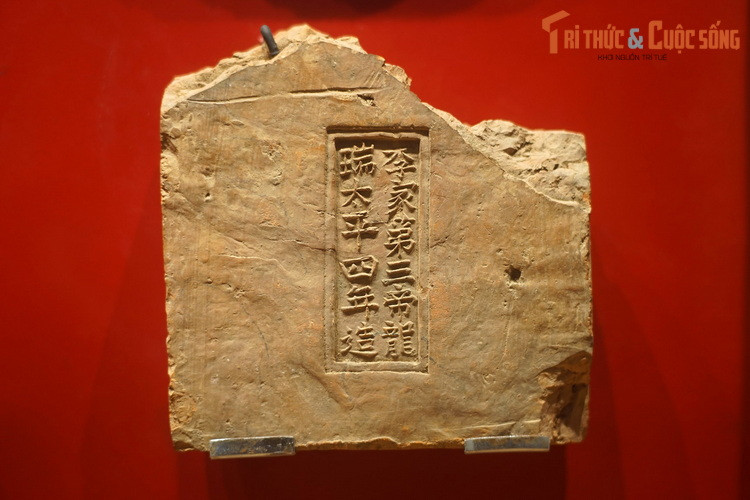 Một số viên gạch thời Lý ghi niên đại tạo tác như "Lý gia đệ tam đế Chương Thánh Gia Khánh nhất niên tạo" hay "Lý gia đệ tam đế Long Thụy Thái Bình tứ niên tạo", đã khẳng định tinh thần độc lập tự chủ của quốc gia Đại Việt.