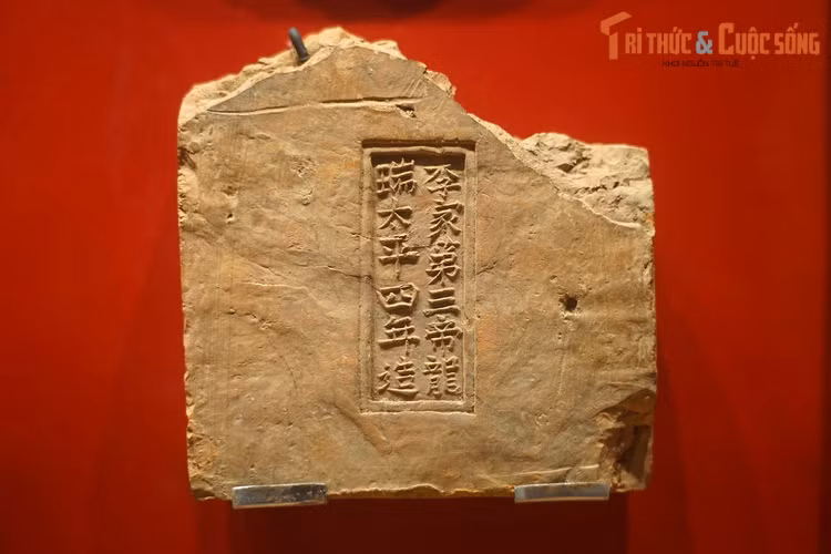 Một số viên gạch thời Lý ghi niên đại tạo tác như "Lý gia đệ tam đế Chương Thánh Gia Khánh nhất niên tạo" hay "Lý gia đệ tam đế Long Thụy Thái Bình tứ niên tạo", đã khẳng định tinh thần độc lập tự chủ của quốc gia Đại Việt.