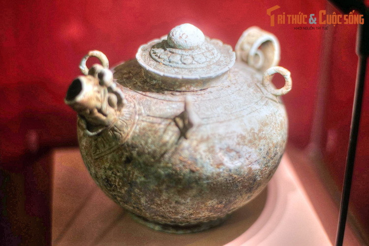 Ấm đồng thời Trần, thế kỷ 13-14. Dưới thời Trần, văn hóa, khoa học, nghệ thuật phát triển mạnh. Các thành tựu này đã nâng cao đời sống người dân, đưa văn minh Đại Việt đạt đến đỉnh cao.