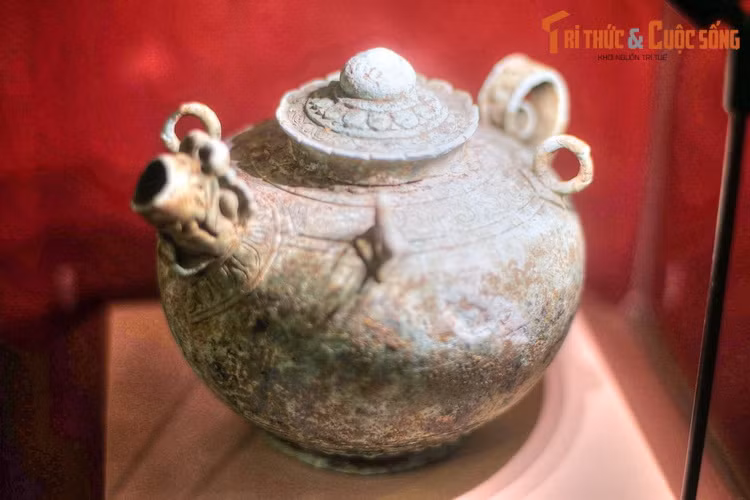 Ấm đồng thời Trần, thế kỷ 13-14. Dưới thời Trần, văn hóa, khoa học, nghệ thuật phát triển mạnh. Các thành tựu này đã nâng cao đời sống người dân, đưa văn minh Đại Việt đạt đến đỉnh cao.