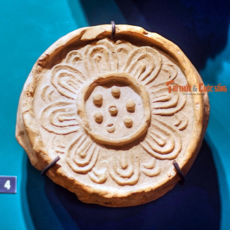 Đầu ngói ống thời Trần.