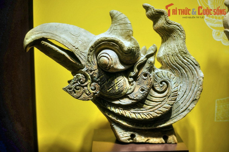 Đầu chim phượng bằng đất nung, vật trang trí kiến trúc thời Trần. Các hiện vật thời Trần để lại cho hậu thế phong phú về chủng loại, chất liệu. Có giá trị nổi bật trong số đó là gốm kiến trúc của Hoàng thành Thăng Long.