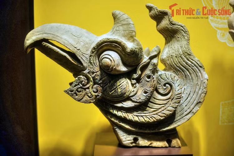 Đầu chim phượng bằng đất nung, vật trang trí kiến trúc thời Trần. Các hiện vật thời Trần để lại cho hậu thế phong phú về chủng loại, chất liệu. Có giá trị nổi bật trong số đó là gốm kiến trúc của Hoàng thành Thăng Long.