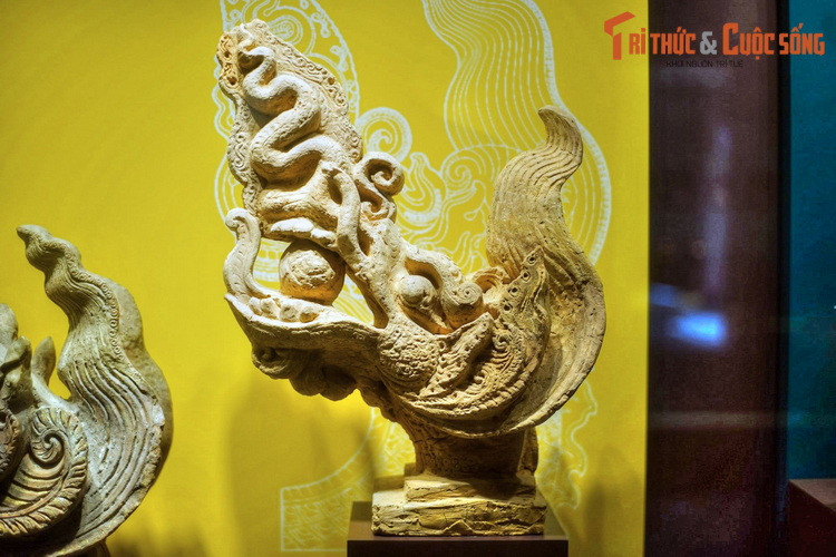 Đầu rồng thời Trần. Vào giai đoạn đầu, nhà Trần dường như có sự kế thừa nguyên vẹn hệ thống công trình kiến trúc thời Lý, nhưng về sau đã có sự thay đổi về mặt quy hoạch của Kinh thành Thăng Long.