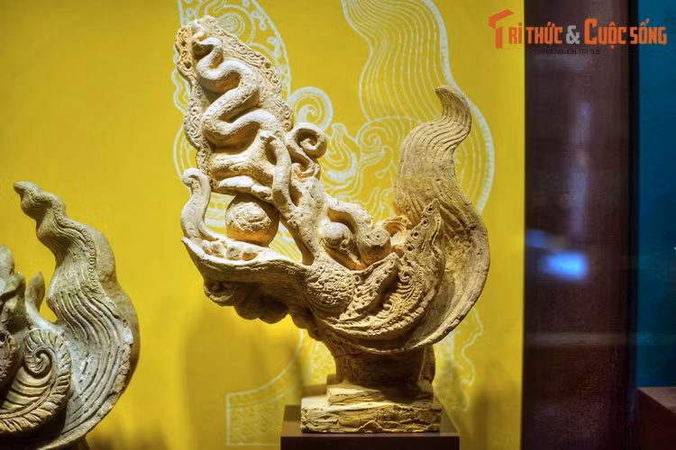 Đầu rồng thời Trần. Vào giai đoạn đầu, nhà Trần dường như có sự kế thừa nguyên vẹn hệ thống công trình kiến trúc thời Lý, nhưng về sau đã có sự thay đổi về mặt quy hoạch của Kinh thành Thăng Long.