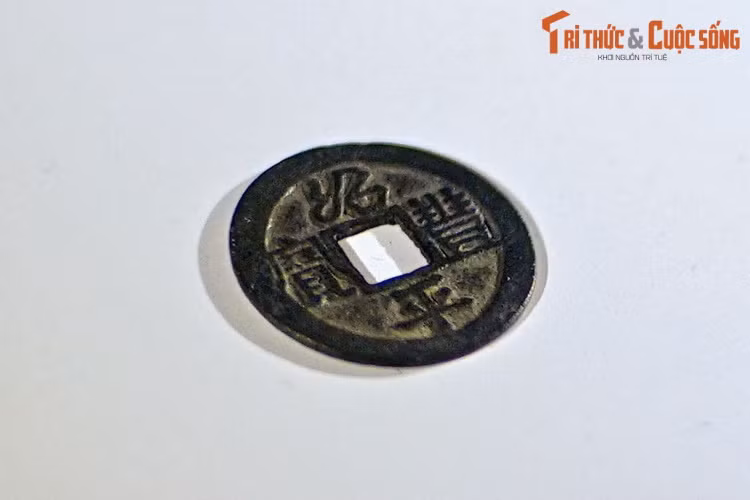 Đồng tiền "Thiệu Phong Bình Bảo" thời Trần, lưu hành năm 1341-1357.