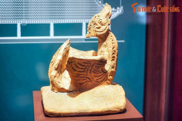 Uyên ương trên ngói úp nóc thời Trần.