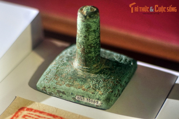 Con dấu bằng đồng, một cổ vật thời Trần được đúc năm 1393 dưới thời vua Trần Thuận Tông. Ngược dòng lịch sử, vào năm 1225 triều Trần lên thay triều Lý, tiếp tục công cuộc xây dựng, mở mang nước Đại Việt về mọi mặt.