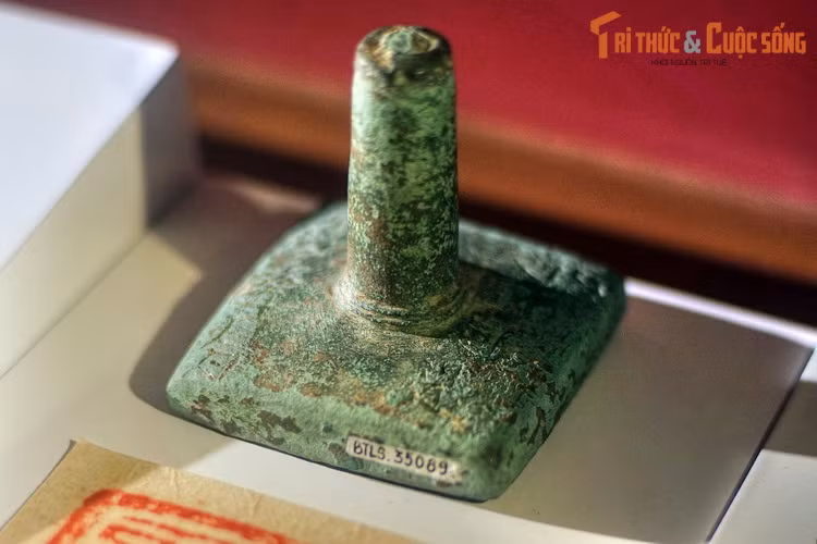 Con dấu bằng đồng, một cổ vật thời Trần được đúc năm 1393 dưới thời vua Trần Thuận Tông. Ngược dòng lịch sử, vào năm 1225 triều Trần lên thay triều Lý, tiếp tục công cuộc xây dựng, mở mang nước Đại Việt về mọi mặt.