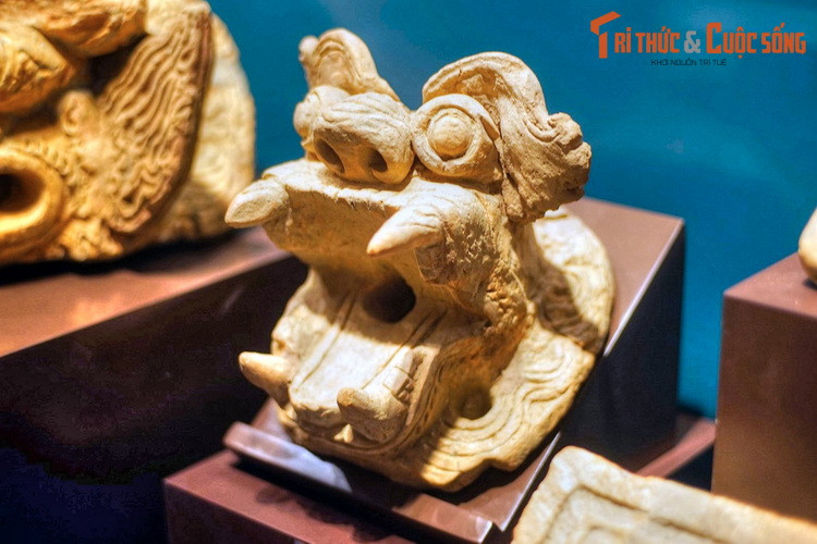 Đầu sư tử thời Trần. Vật liệu kiến trúc thời Trần khá tương đồng với thời Lý, nhưng được cải tiến theo hướng mỏng và nhẹ hơn, các tượng trang trí trên mái được làm rỗng lòng, góp phần giảm đáng kể trọng lượng bộ máy, giúp việc xử lý nền móng đơn giản hơn.