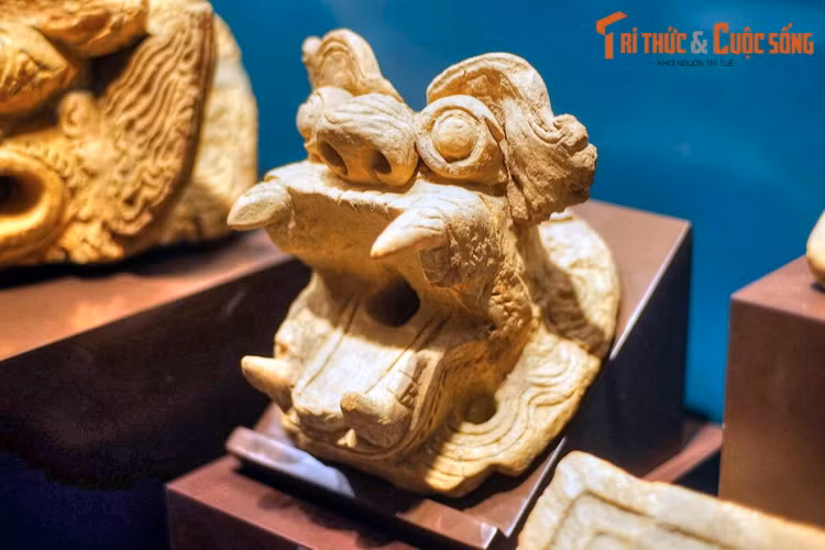 Đầu sư tử thời Trần. Vật liệu kiến trúc thời Trần khá tương đồng với thời Lý, nhưng được cải tiến theo hướng mỏng và nhẹ hơn, các tượng trang trí trên mái được làm rỗng lòng, góp phần giảm đáng kể trọng lượng bộ máy, giúp việc xử lý nền móng đơn giản hơn.