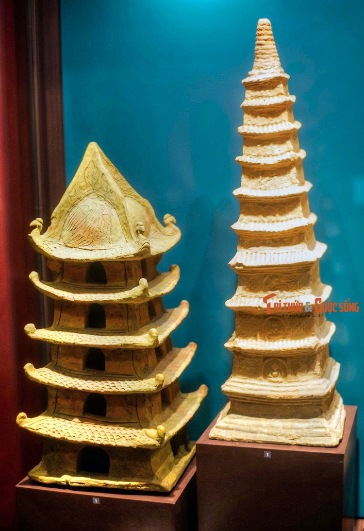 Mô hình bảo tháp Phật giáo bằng đất nung thời Trần.