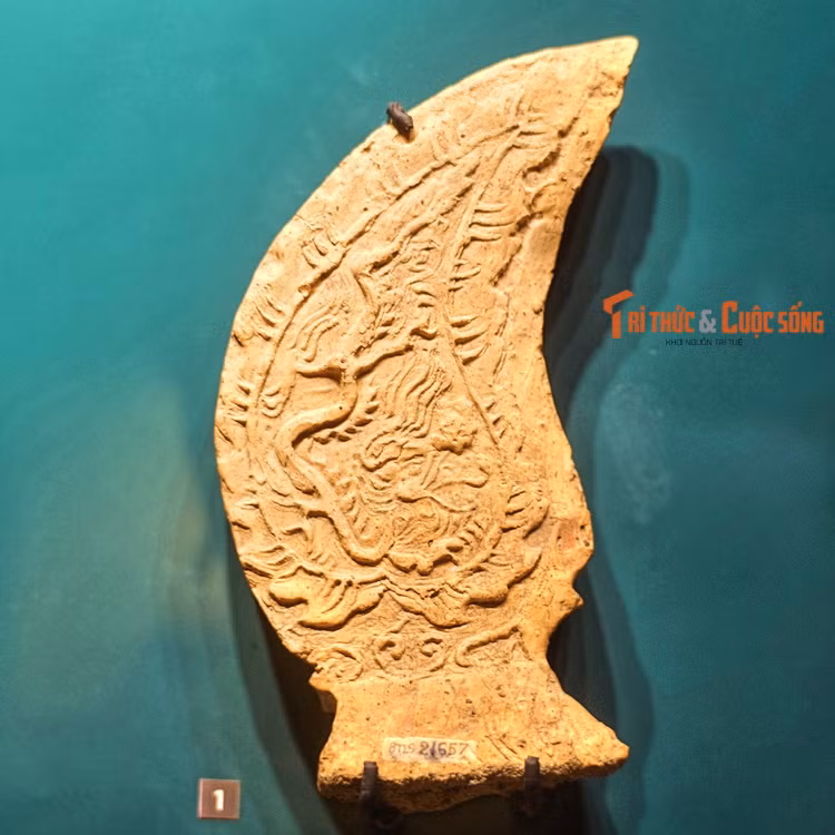 Lá đề trang trí hình rồng thời Trần. Các loại ngói lợp mái và phù điêu trang trí mái của thời Trần cho thấy sự kế thừa xuất sắc và những bước chuyển của phong cách nghệ thuật trang trí bộ mái kiến trúc cung điện thời Trần ở Hoàng thành Thăng Long.