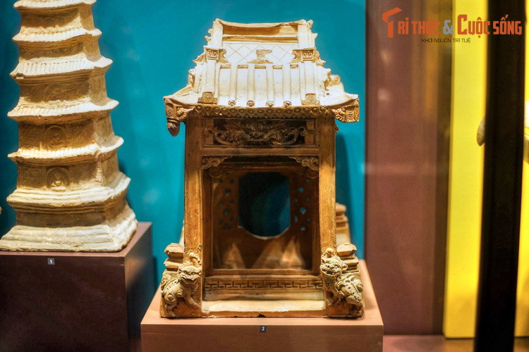 Mô hình nhà thời Trần.